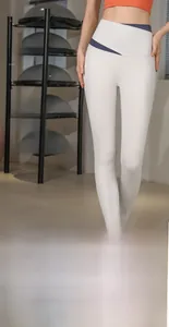 Gros plan sur le legging de yoga taille haute color-block pour fitness professionnel