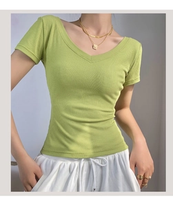 Detalle de cerca del tejido de punto acanalado verde aguacate y cuello en V de la camiseta