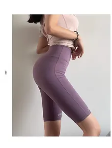 Détail du short de yoga violet à taille haute avec coutures sans couture et effet push-up