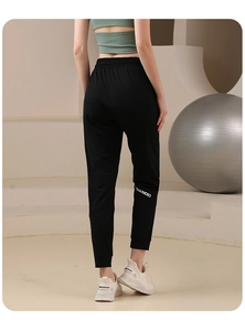 Vue détaillée du pantalon de jogging noir taille haute avec logo et taille élastique