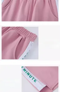 Détail du short de sport rose avec taille élastique et rayure blanche logotée MINUTE