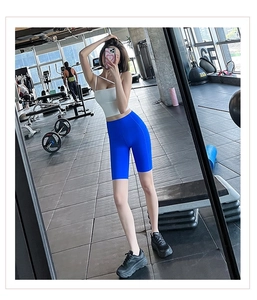 Détail du short de cyclisme taille haute bleu roi et débardeur blanc pour le fitness