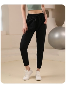 Détail du pantalon de jogging noir slim avec cordon de serrage et taille haute élastique