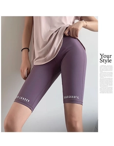 Détail du short de yoga violet taille haute avec impression de texte blanc et coupe ajustée