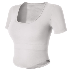 Nahaufnahme des weißen gerippten Yoga-Crop-Tops mit eckigem Ausschnitt und Rundsaum