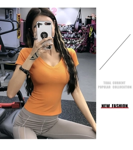 Detalle de la textura acanalada de la camiseta naranja y leggings de yoga con malla