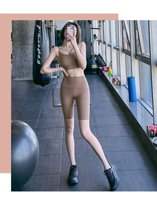 Selfie miroir montrant une femme portant un ensemble de short de cycliste marron à taille haute