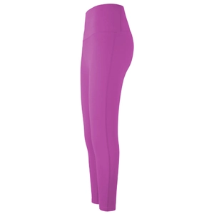 Vue détaillée d'un legging de yoga magenta à taille haute avec coutures sculptantes