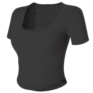 Detailaufnahme von schwarzem geripptem Yoga Crop Top mit U-Ausschnitt und rundem Saum