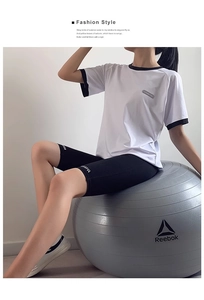 Détail du short de cycliste noir à taille haute en tissu élastique pour le yoga et fitness