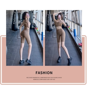 Détail d'un ensemble de yoga marron à taille haute avec soutien-gorge de sport assorti