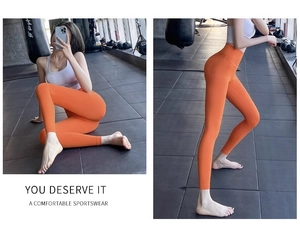 Détail du legging de yoga orange à taille haute avec gainage abdominal et effet galbant