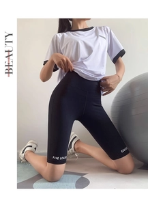 Détail du short de cycliste noir à taille haute avec impression Five Leader sur la jambe
