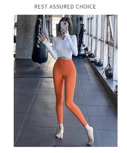 Détail du legging de yoga orange taille haute et haut court blanc à manches longues
