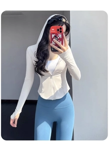 Détail de la veste de sport ajustée avec passe-pouces et pantalon de yoga taille haute