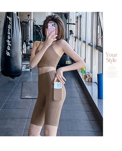 Détail du short de yoga taille haute marron café avec une poche latérale pratique
