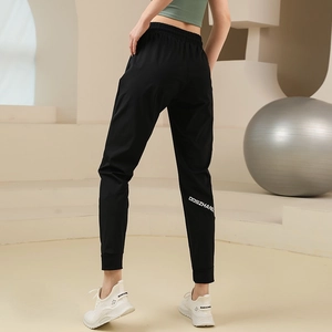 Pantalon de sport noir ajusté pour femme à taille haute avec tissu respirant séchage rapide