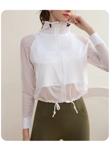 Détail d'une veste de sport blanche en mesh avec col montant et texture de tissu respirant