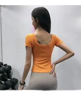 Detalle de la espalda abierta en U profunda de la camiseta de yoga acanalada naranja
