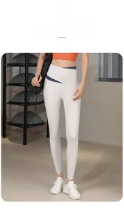 Détail du legging de yoga taille haute avec taille croisée et design en blocs de couleurs