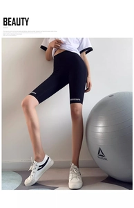 Détail du short de yoga noir taille haute avec lettrage Leader Successful blanc imprimé
