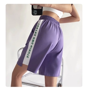 Détail du short de sport violet avec taille haute élastique et rayure latérale imprimée