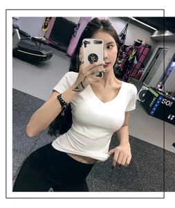 Detalle de top de yoga blanco con cuello en V y diseño acanalado slim fit de fitness