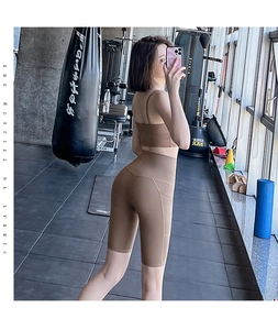 Détail de la coupe sculptante et du tissu sans couture du short de cyclisme marron