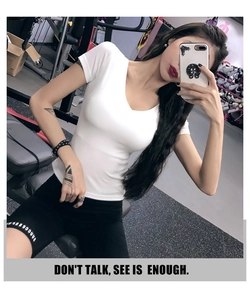 Detalle de una camiseta deportiva blanca con cuello en V, ajuste ceñido y tela de canalé