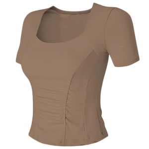 Top yoga marrone a maniche corte con vita arricciata e design a scollo quadrato