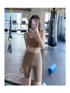 Détail du short de cyclisme marron à taille haute et ensemble de brassière de sport