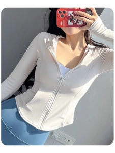 Détail de la veste de yoga cintrée à capuche avec passe-pouces et fermeture éclair