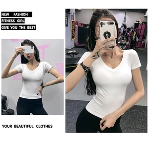 Vista detallada de la textura acanalada blanca de una camiseta deportiva ajustada con cuello en V