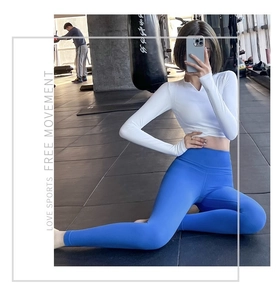 Détail du legging de yoga bleu roi à taille haute avec contrôle du ventre gainant
