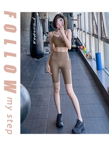 Détail du short de yoga taille haute marron foncé en tissu extensible anti-transpiration