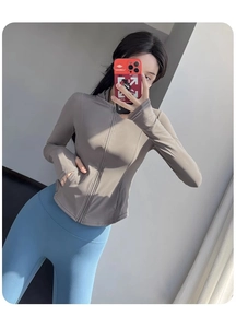 Détail de la veste de sport grise à capuche avec passe-pouces et zip pour le yoga