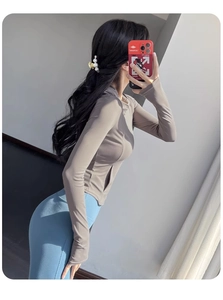 Détail de la veste de sport ajustée avec capuche, passe-pouces et haute élasticité