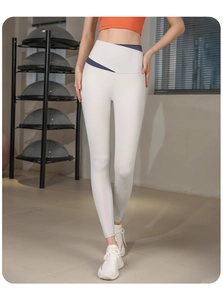 Détail du legging de yoga taille haute avec taille croisée asymétrique bicolore