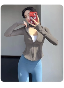 Détail de la veste de sport ajustée avec fermeture éclair, capuche et ourlet arrondi
