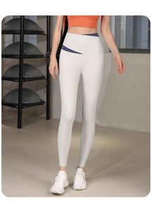 Détail du legging de yoga taille haute avec taille croisée bleu marine pour femmes