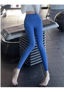 Pantalon de yoga bleu foncé taille haute gainant dans une vue de détail au gymnase
