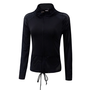 Veste de sport noire femme avec empiècements en mesh et col montant zippé réglable