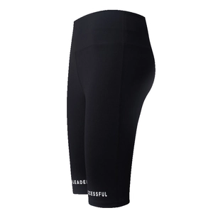 Short de yoga noir taille haute avec imprimé Leader Successful sur fond blanc