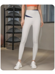 Détail du legging de yoga taille haute avec design de patchwork asymétrique bleu marine