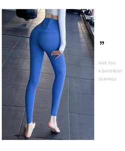 Détail de legging yoga taille haute avec poche arrière pour téléphone en bleu roi