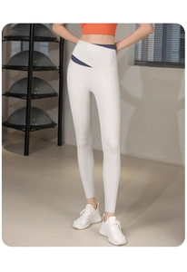 Détail du pantalon de yoga taille haute avec taille croisée et détails contrastés bleu marine