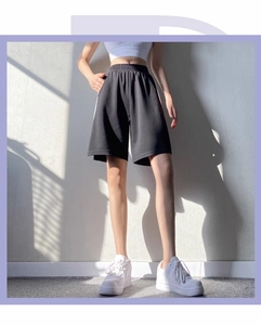 Détails de ce short de sport noir à taille haute avec ceinture élastique et coupe jambe large