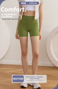 Gros plan du short de yoga olive à taille haute avec couture frontale invisible