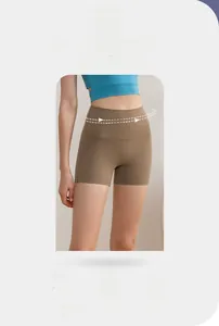 Détail du short de fitness taille haute avec compression à 360 degrés et tissu extensible