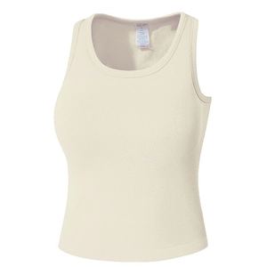 Détail montrant la texture côtelée crème et l'étiquette de la brassière de sport femme